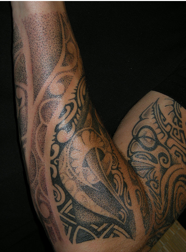 tatouage maori bras. tatouage polynésien. Ce tatouage était réalisé avec une pierre et était donc 